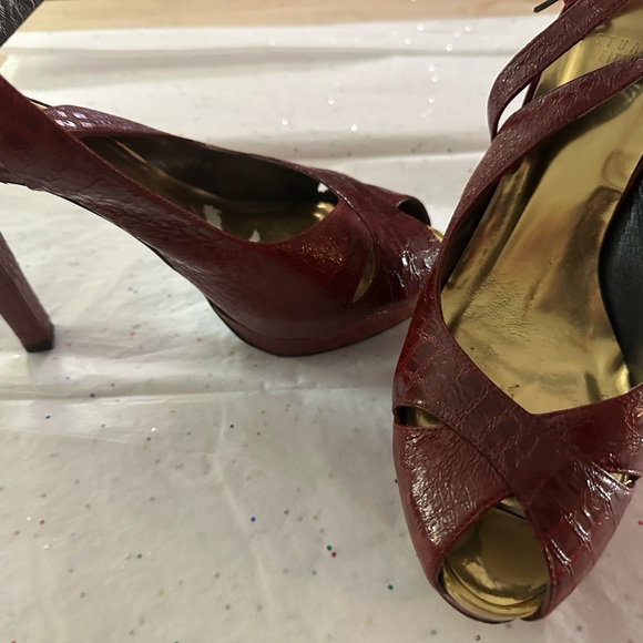 Stuart Weisman, red ankle strap heal - Picture 5 of 7